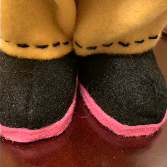 Scandinavian Gardener Gnome with Pink Daisies - Picture 11 of 12